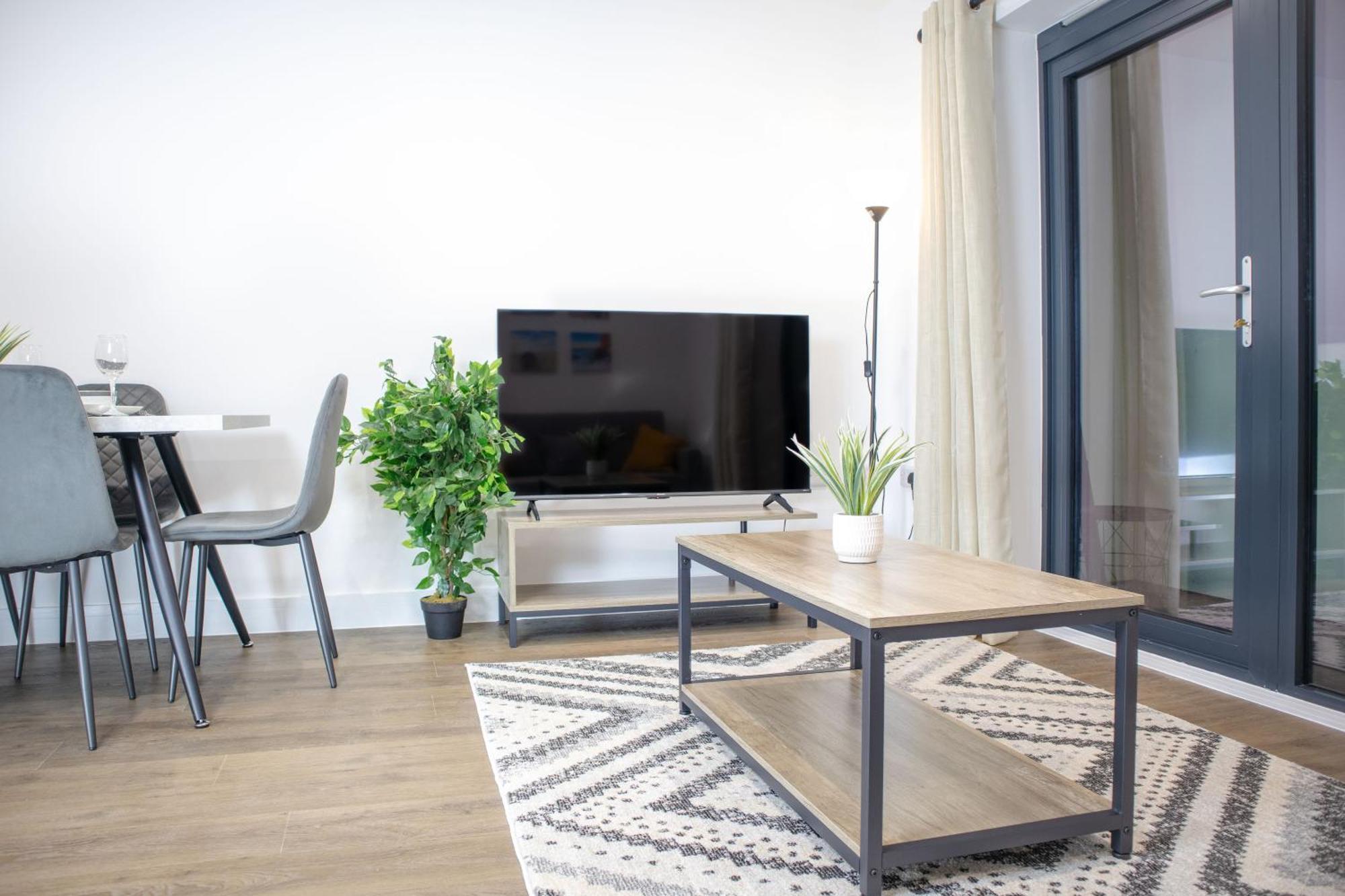Central 2 Bed 2 Bath Apartment Near Brighton College, Beach, Hospital - Long Stay Offers Exterior foto